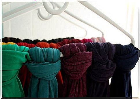 Arranging space in the scarf closet