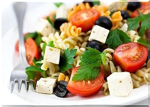 Vegetarian salad with pasta