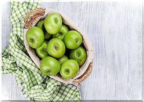 Green apples as an ingredient in detoxifying salads that cleanse the colon 