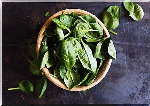 Detoxifying salads that cleanse the colon with spinach