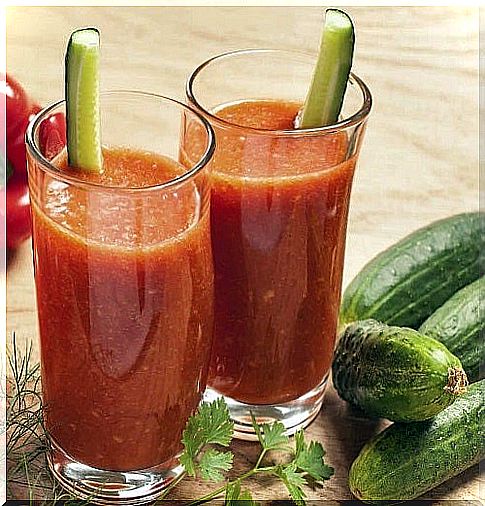 Detoxifying cucumber and tomato smoothies