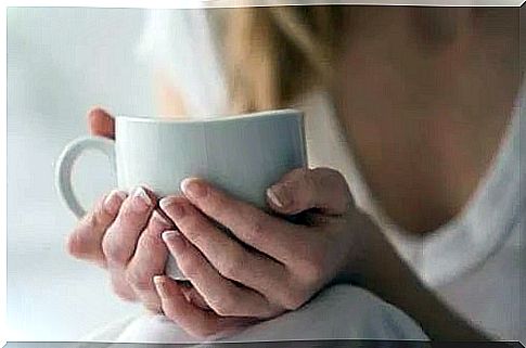 Woman drinking tea for sore throat