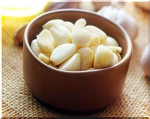 Garlic on the list of natural remedies for treating throat infections