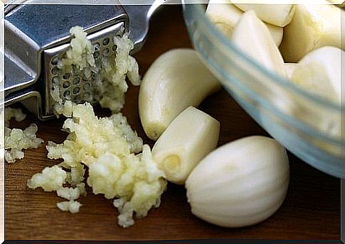 Garlic on the list of natural treatments for canker sores 