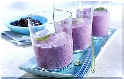 Antioxidant smoothie with blueberries and cherries