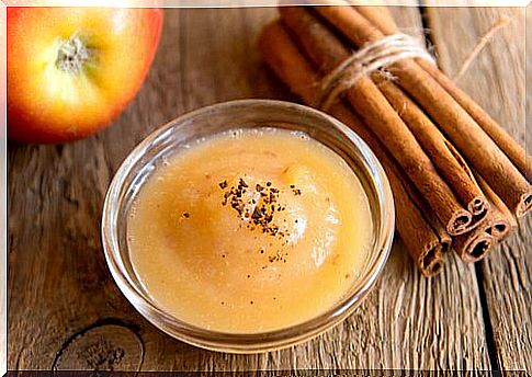 Apple sauce with cinnamon