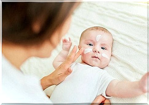 Mom applying a treatment for atopic dermatitis in babies