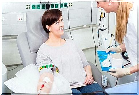 Assistant explaining blood transfusions to a patient