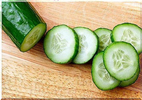 Kidney detox juice prepared with cucumbers