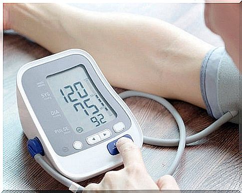 The position of the hand influencing the correct measurement of blood pressure at home