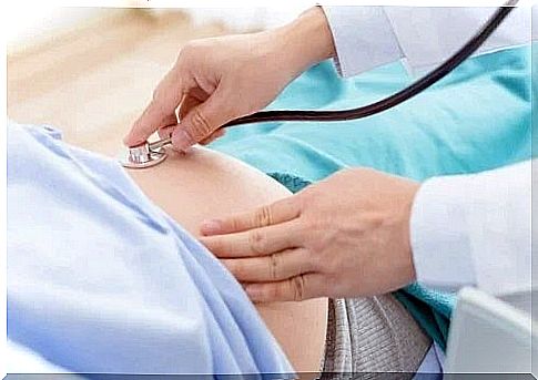 Doctor discussing phlebitis treatments with a pregnant woman