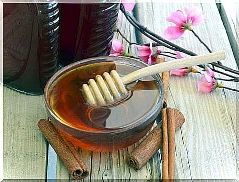 Bowl with honey and cinnamon