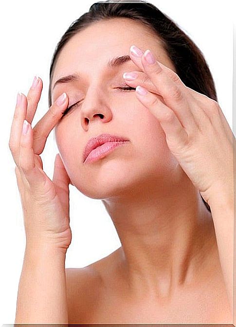 Facial massage to rejuvenate the eyes 