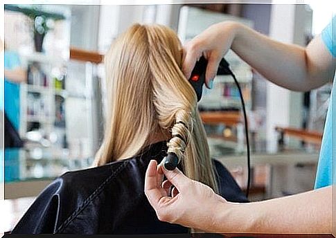 Hair care with aluminum foil is not only done at the salon