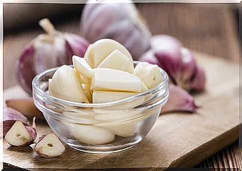 Eat garlic on an empty stomach to heal your liver