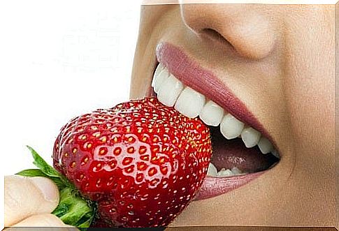 Strawberries help you remove plaque