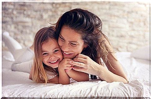 How to strengthen the mother-child relationship through physical closeness