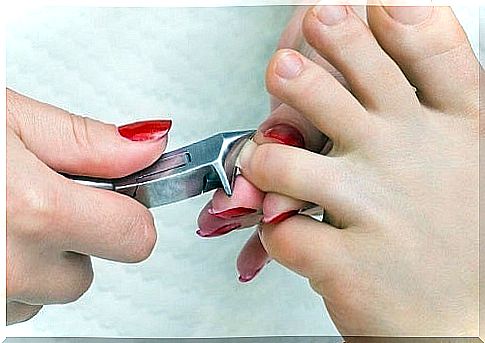 How to treat diabetic foot by cutting your nails properly 