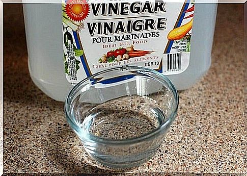 White vinegar as a natural remedy for nail fungus