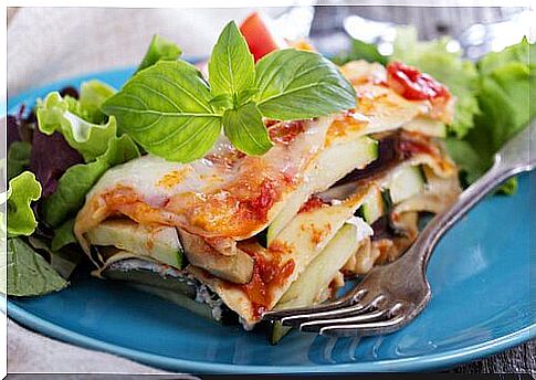 Prepare the lasagna lightly with basil leaves