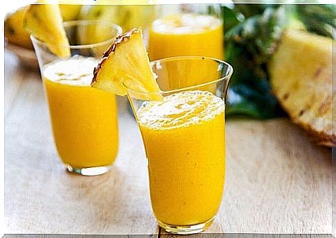 Simple smoothie recipe with pineapple and ginger