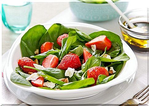 Tasty recipes with spinach and strawberries