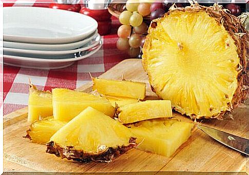 Eye health is ensured by the benefits of eating pineapple