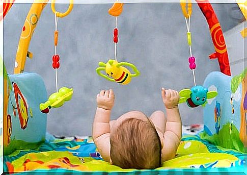 Stimulating the baby's visual ability with toys