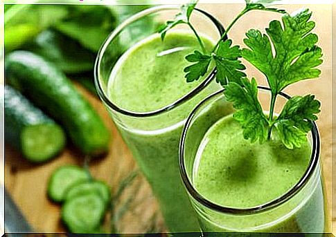 A green smoothie with vegetables helps you lose weight