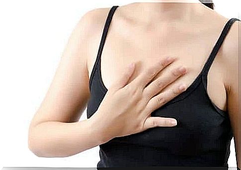 Woman who has a chest pain